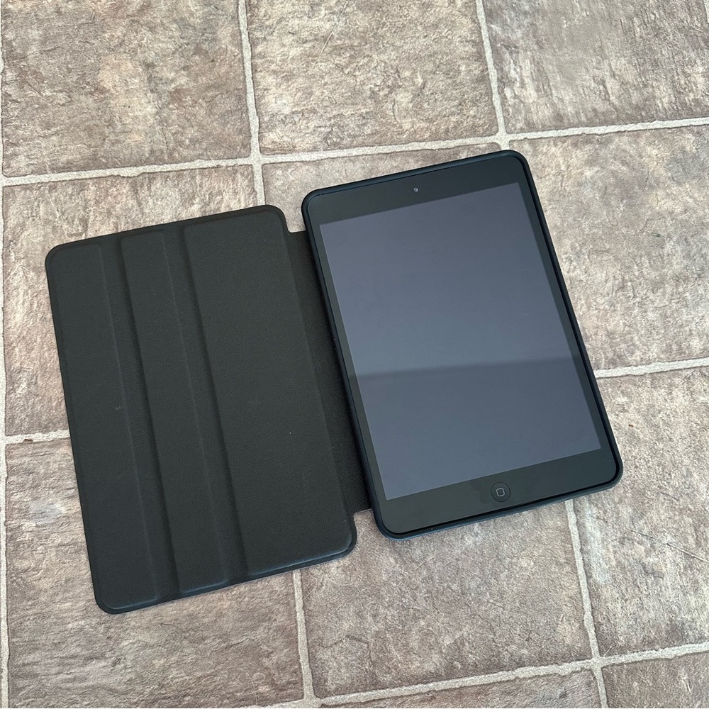 Apple iPad Mini 2 // 2014 // Used w/ Red Magnetic Case, NO CHARGER